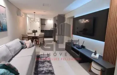 Apartamento quadra mar na cidade de itapema/sc, no bairro centro, com 2 quartos, sendo 1 suíte e 1 vagas de garagem.  localização privilegiada.