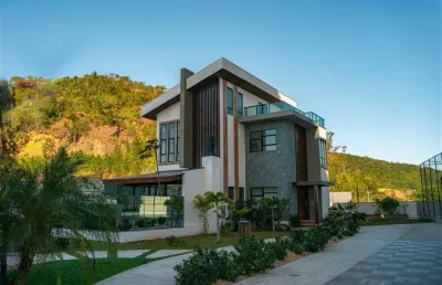 Casa de luxo na cidade de itajaí/sc, no bairro ressacada, com 3 suítes e 4 vagas de garagem.  localização privilegiada. casa alto padrão