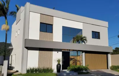Casa de alto padrão em balneário camboriú/sc, no bairro barra, com 4 suítes e 4 vagas de garagem.  localização privilegiada.