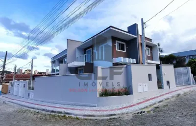 Sobrado geminado a venda em itapema/sc no bairro casa branca, com 3 dormitórios e 2 vagas de garagem. bem localizado perto da praia de itapema