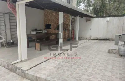 Residência completamente mobiliada no bairro alto são bento, localizada na cidade de itapema/sc. 2 km do mar, 3 quartos e 2 vagas de garagem