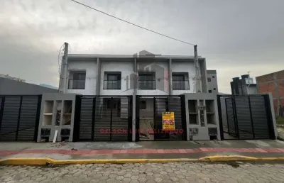 Casa geminada em itapema bairro morretes, com 90m² sendo 3 dormitórios e 1 suíte, vaga para até 2 carros, com quintal nos fundos