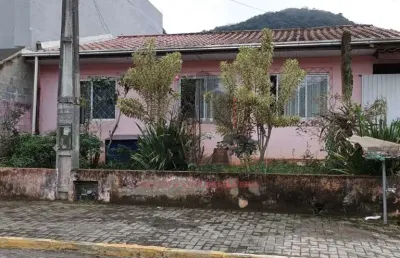 Casa individual, sozinha no terreno em itapema/sc, no bairro alto são bento. com 3 dormitórios e 288 m² privativos. bem localizada a 1.700 metros do m