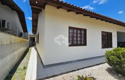 Casa com 3 dormitórios/quartos em palhoça - sc á venda por r$ 689.000,00.