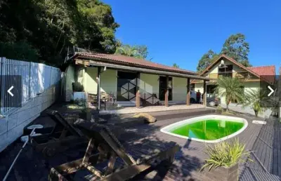 Duas casas em um terreno de 760m² em palhoça sc, bairro albardão à venda por r$ 525.000,00.