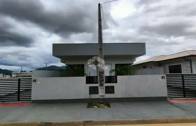 Casa geminada com 2 dormitórios, sendo 1 suíte, 1 vaga e 68m², para vender por r$ 380.000,00