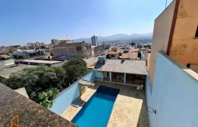 Excelente sobrado a venda com 7 quartos (3 suítes, 1 com hidro), 5 banheiros, piscina e área gourmet com trio caipira por r$ 1.710.000