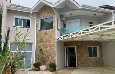 Sobrado para locação na vila oliveira, 4 dormitórios, sendo 2 suítes, 4 banheiros, 6 vagas, piscina e área gourmet por r$ 8.000,00