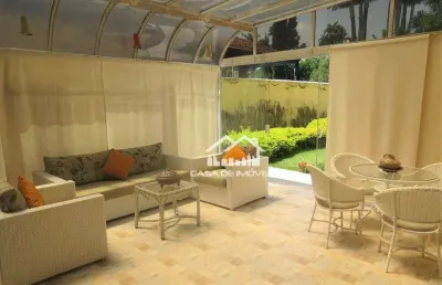 Vende ou aluga casa térrea com 4 suítes, piscina e churrasqueira.