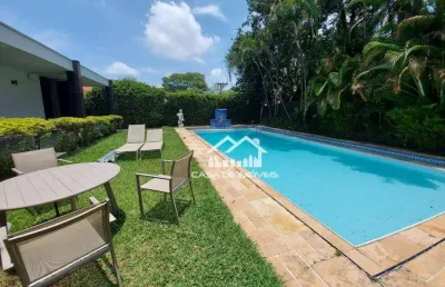 Vende casa térrea com 580m², piscina e 3 dormitórios.