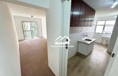 Vende apartamento de 70m², com 2 dormitórios, sendo 1 suíte, 2 vagas e varanda, na vila andrade