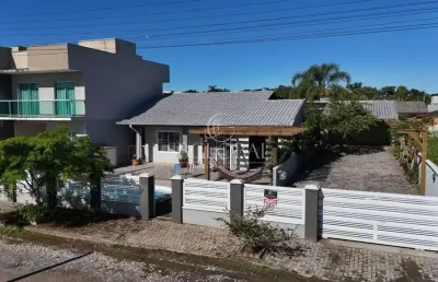 Casa com piscina e terreno de 540m² na barra do saí em itapoá sc