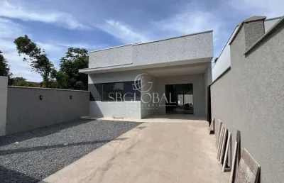 Casa nova de alto padrão com piscina e 03 dormitórios sendo 01 suíte