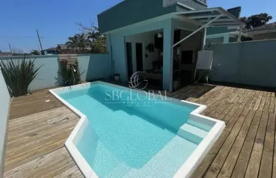 Casa com piscina e 03 dormitórios na barra do saí em itapoá sc. próxima ao mar!