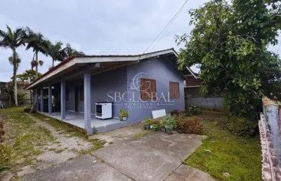 Casa com 04 dormitórios e amplo espaço de terreno, localizada no balneário são josé em itapoá/sc