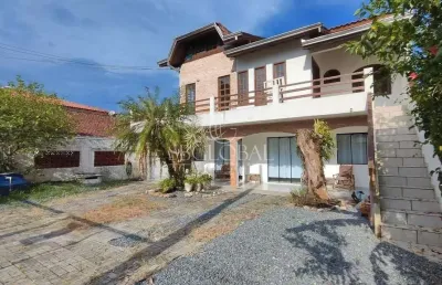 Sobrado localizado no centro de itapoá sc e próximo ao mar