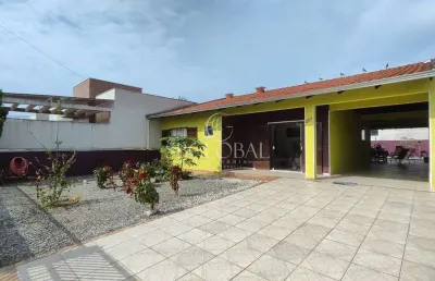 Casa confortável com ambientes integrados na barra do saí em itapoá/sc!