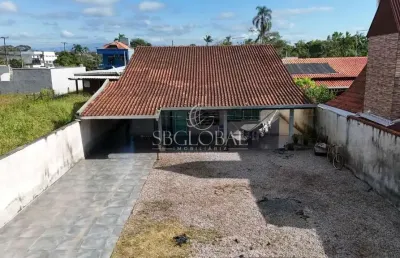 Casa com amplo espaço de terreno localizada no balneário saí mirim  em itapoá/sc!