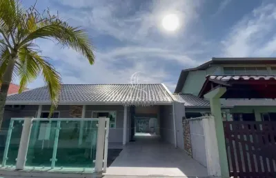 Casa com piscina á 50 metros da praia balneário brasilia em itapoá-sc