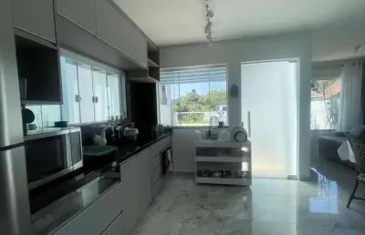 Casa com piscina e 03 dormitórios na barra do saí em itapoá sc. próxima ao mar!