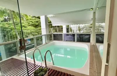 Apartamento claro, arejado, em frente à praia da barra da tijuca em condomínio tradicional do bairro.