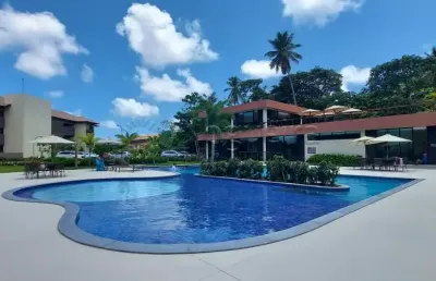Excelente apartamento com varanda, 2 quartos e totalmente mobiliado localizado na praia dos carneiros