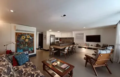 Excelente apartamento duplex mobiliado com sala ampla, lazer completo e 2 quartos localizado à beira mar de muro alto