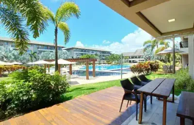 Excelente apartamento mobiliado  de 2 quartos, varanda localizado em porto de galinhas com lazer completo.