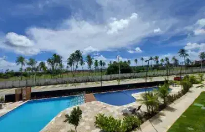 Excelente apartamento com 2 quartos, varanda  e mobiliado localização em muro alto, próximo ao mar.