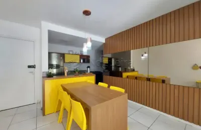 Apartamento mobiliado com excelente localização em muro alto.