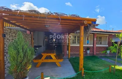 Excelente casa em condomínio localizada em porto de galinhas, a aproximadamente 200 metros da praia, com 74,75m² de área útil e 160m²