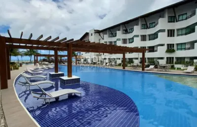 Excelente apartamento mobiliado localizado em condomínio beira mar na praia do carneiros.