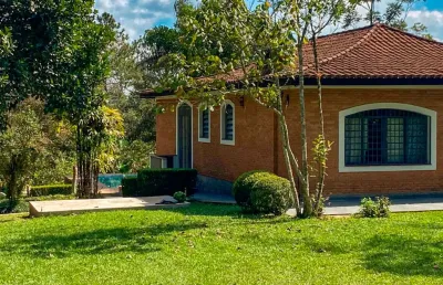 Linda chácara para  locação 7.500 ( jardineiro e piscineiro incluso , iptu e condomínio incluso )
