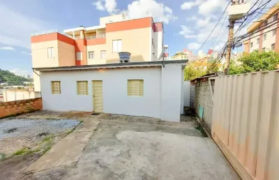Lote com área de 375m², barracão de 01 quarto, no caiçara