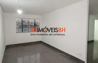 Casa com habite-se com área de 220m², com loja de 60m², 04 quartos, 02 suítes, 06 vagas de garagem, no cachoeirinha