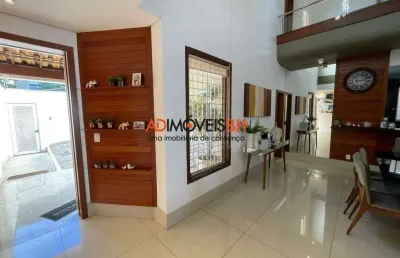 Casa de 02 pavimentos com habite-se, área construída de 621m², 05 suítes, 08 banheiros, espaço gourmet, 04 vagas de garagem, no fernão dias