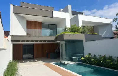 Cada casa possui 319m2 de área total do terreno, 453 m2 de área construída dispostas da seguinte maneira:  1º pavimento: composto por uma ampla sala de estar, suíte térrea, cozinha com ilha e bancada,