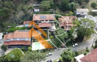Casa em condomínio fechado com 4 quartos à venda na rua juriti, itaipu, niterói, 562 m2 por r$ 1.700.000