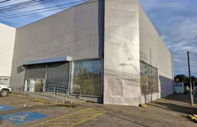 Loja de 370m² com ótima localização e frente envidraçada