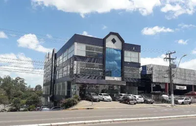Sala superior de 700m² com iluminação natural e acabamentos de alto padrão