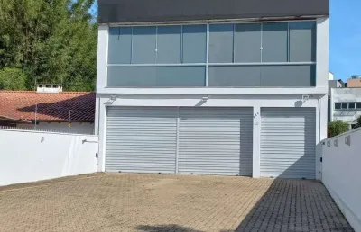 Alugue ampla loja de 800m² com estacionamento no centro de gravataí