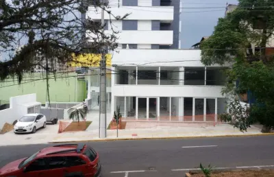 Sala comercial ampla com mezanino no centro de gravataí – venda ou locação