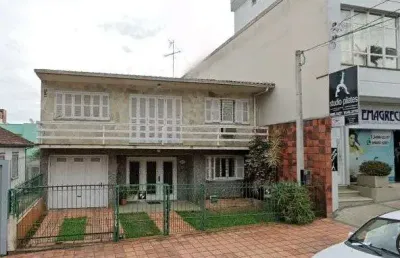 Ampla casa comercial no centro com excelente localização