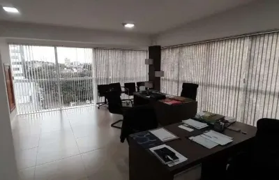 Sala comercial 60m² com elevador em edifício moderno – aluguel descomplicado