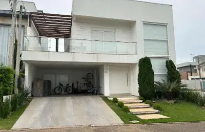 Residência exclusiva em condomínio fechado - 3 suítes, closet, e espaço gourmet