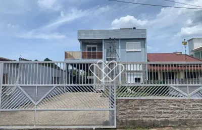 Residência exclusiva de três pisos: seu novo lar de conforto e elegância