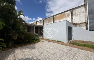 Charmosa casa com área gourmet e amplo pátio no bairro salgado filho