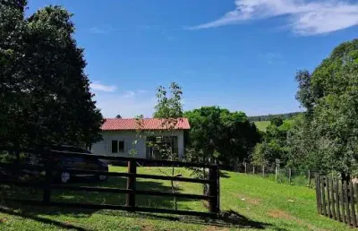 Casa aconchegante com grande terreno e vagas no bairro condado del rey