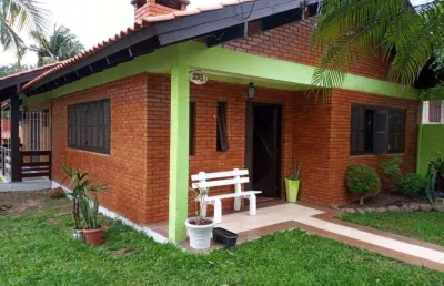Casa ampla com piscina à venda no centro de gravataí, próxima a tudo