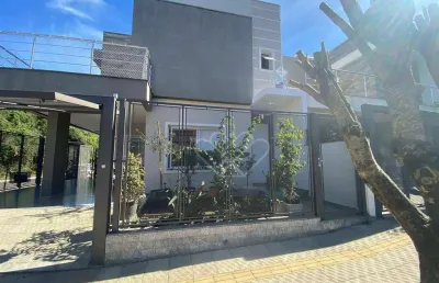 Casa com suíte e 3 vagas em localização privilegiada